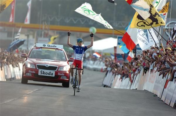 Sicard acknowledges the massive crowd who were there in the early evening to see him win the Under-23 World title.