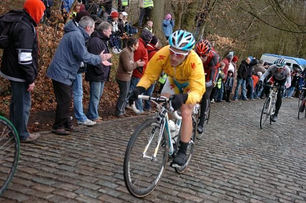 Enrico Gasparotto (Astana) tackles the Kemmelberg.