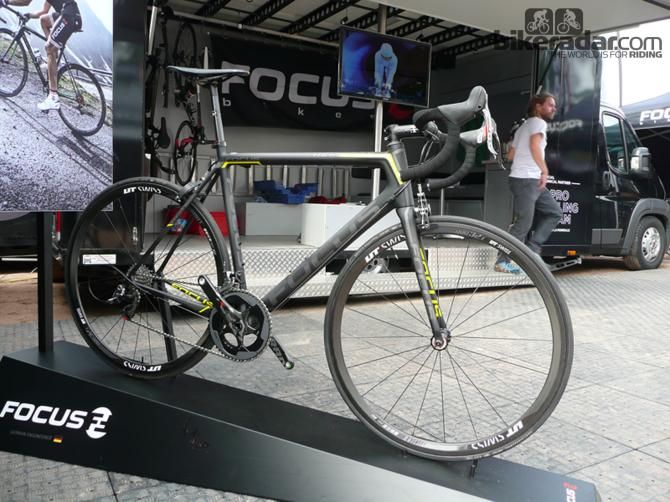 This Focus Izalco Max was firmly in the lightweight category, weighing a blow-away 5.35kg