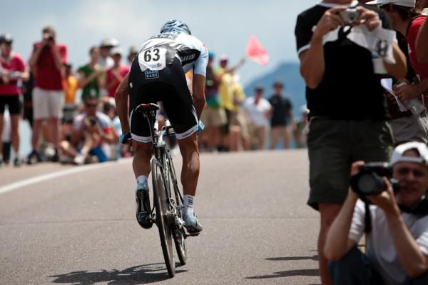 Daniel Navarro (Saxo Bank-Sungard) works his way up through the fans.