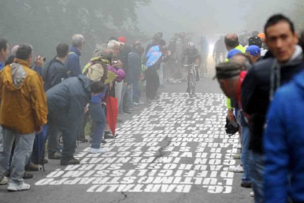 Racers on the Muro di Sormano in wet conditions