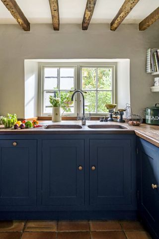 kitchen room with kitchen sinks