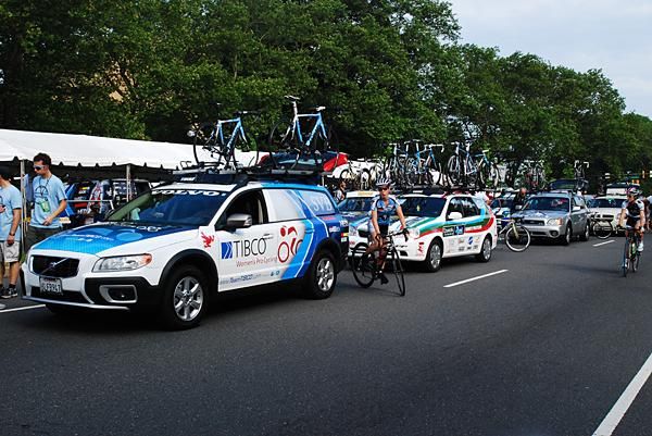 The women's caravan lined up and ready to go