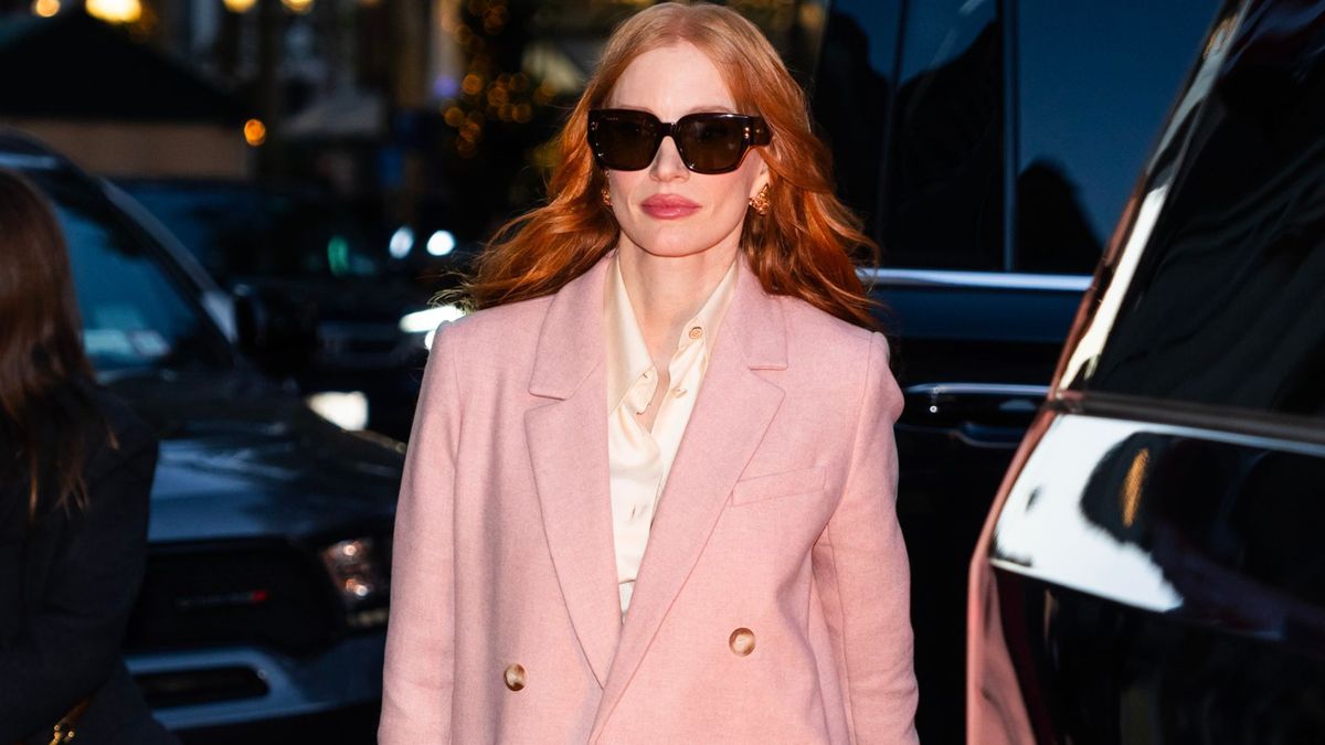 Jessica Chastain looks gorgeous in bubblegum pink oversized pantsuit ...