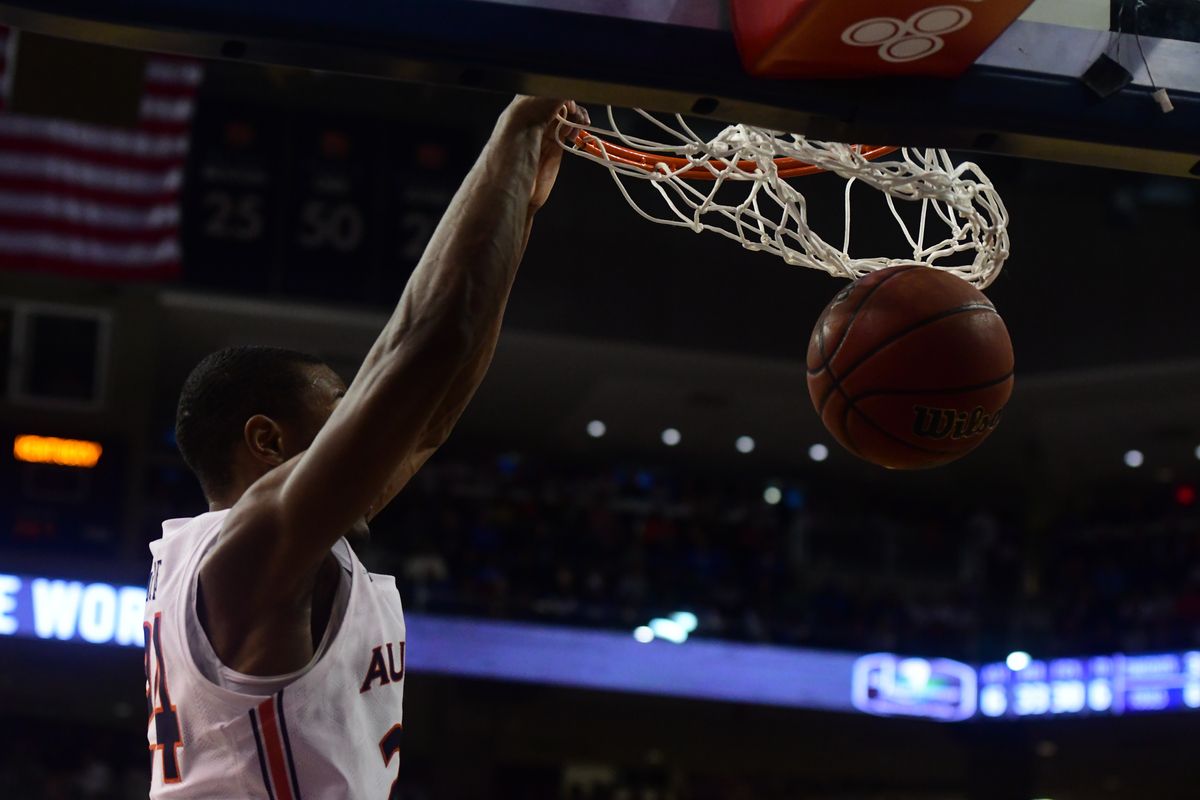  Anfernee McLemore (24) of the Auburn University Tigers