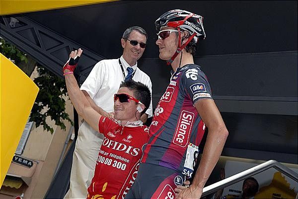 Little and large: Samuel Dumoulin (Cofidis) is dwarfed by Johan Van Summeren (Silence - Lotto).