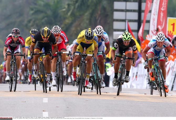 The main bunch sprints for fourth place