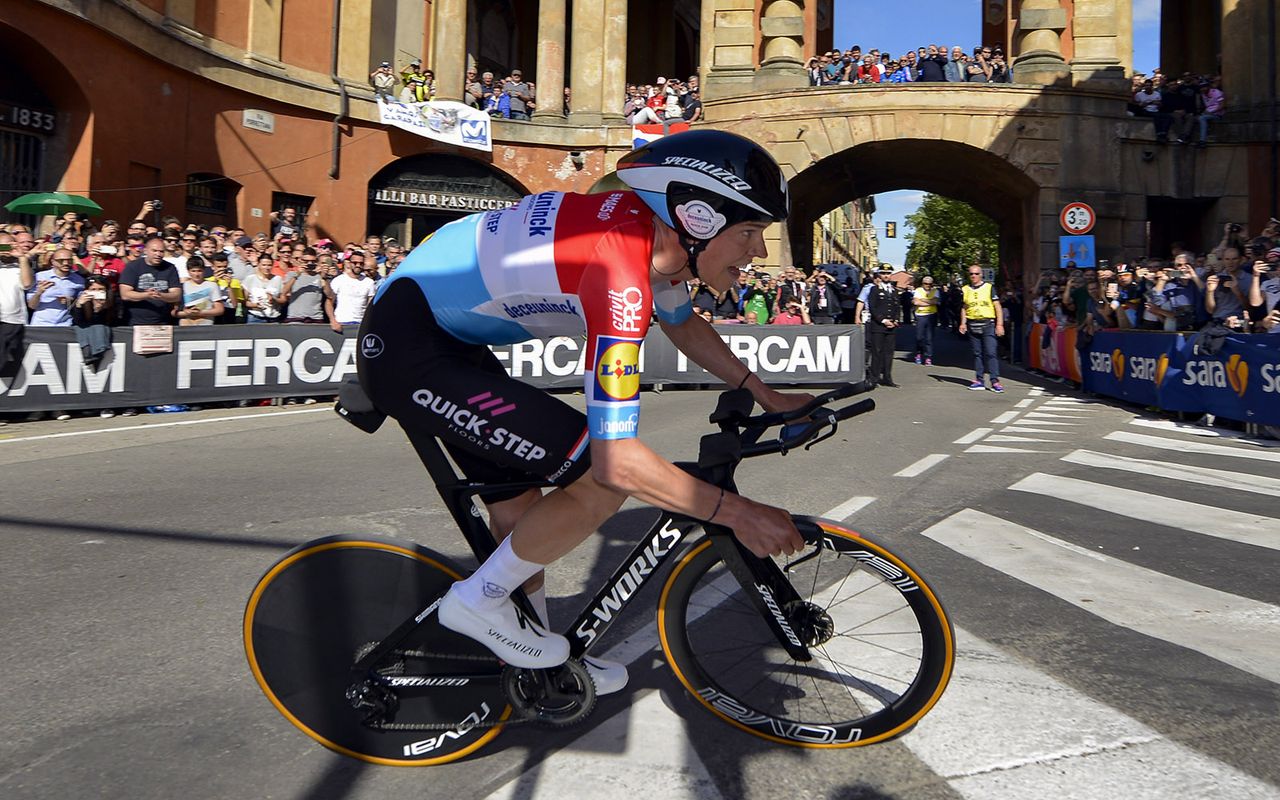 The forks and seat post on the bike look similar to those on the latest Specialized Venge