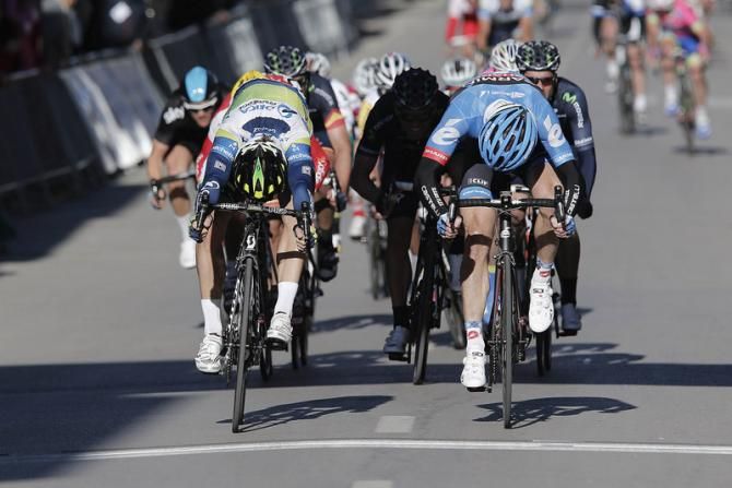 Leigh Howard (Orica GreenEdge) just edges ahead of Tyler Farrar (Garmin Sharp) in the sprint finish
