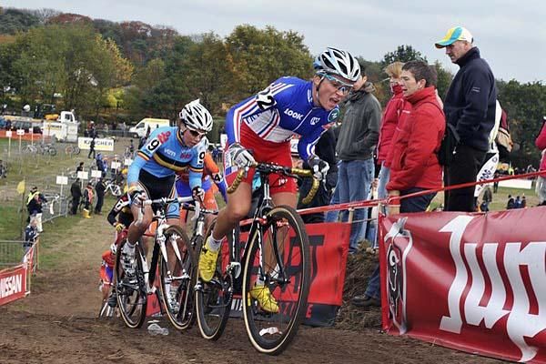 Caroline Mani leads Sanne Cant up a small rise.
