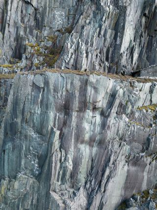 Bir drone ile fotoğraflanan bir dağ manzarası