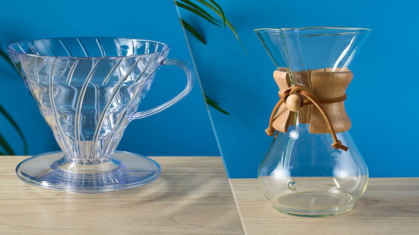 a glass chemex and resin plastic V60 go head to head