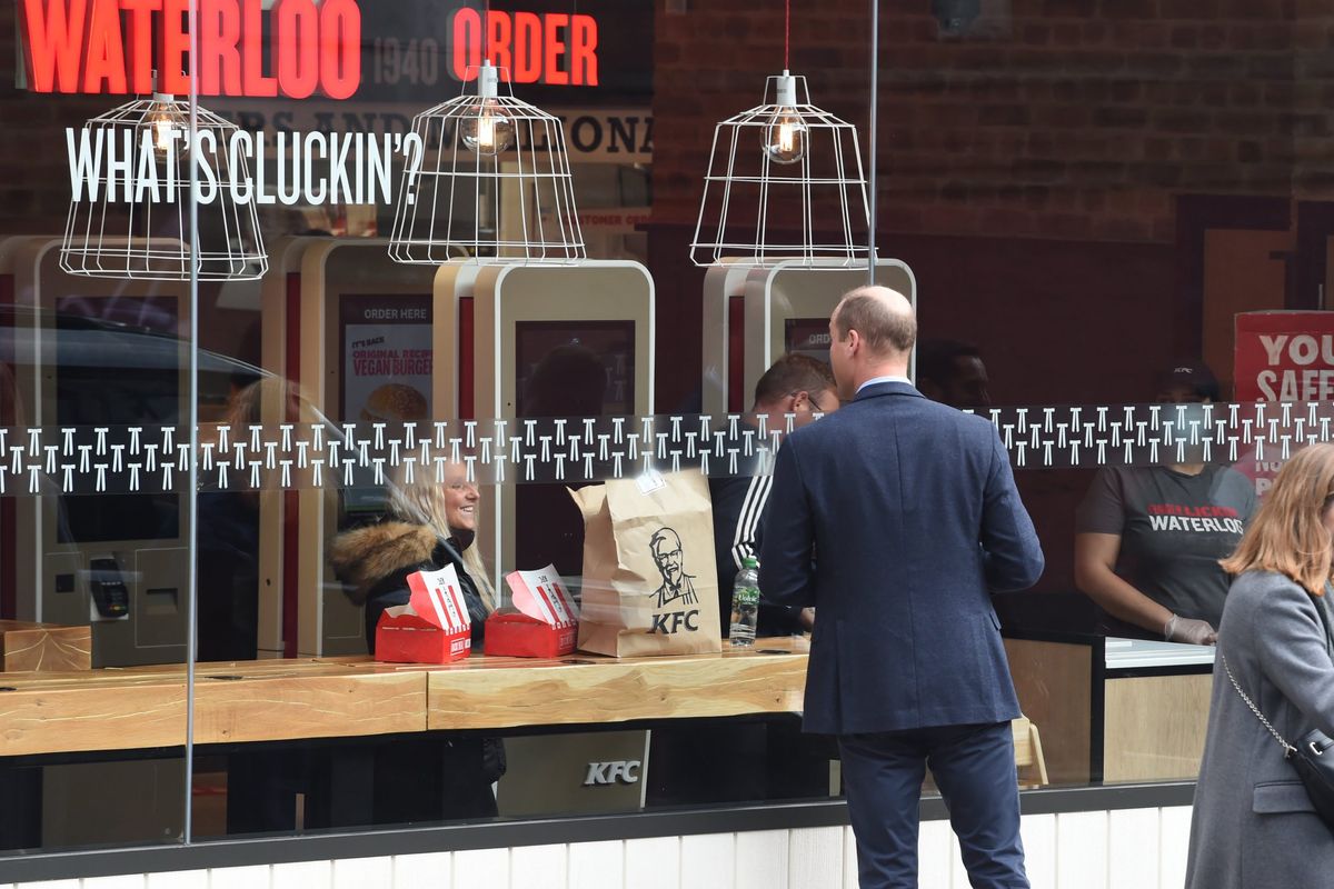 Des photographies hilarantes du prince William regardant des KFC deviennent virales