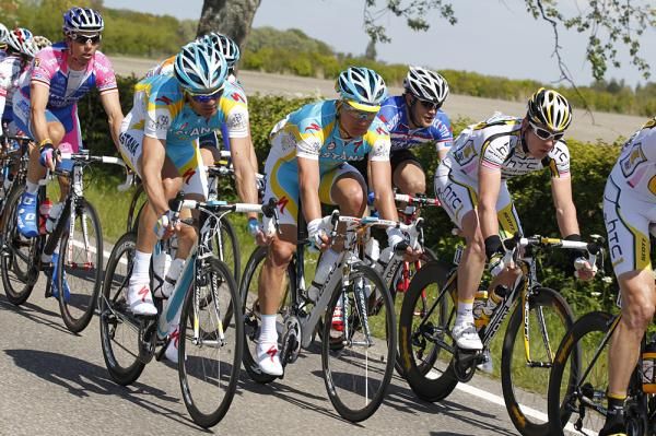 Alexander Vinokourov (Astana) made the front group.