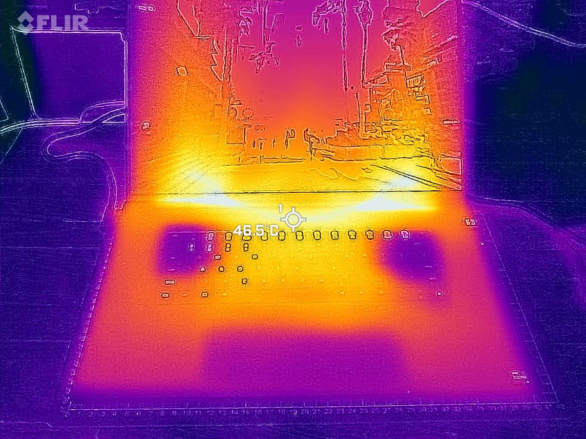 Razer Blade 18 (2024) temperature tested with a thermal imaging camera