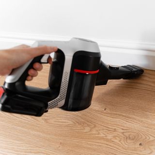 Cordless handheld vacuum cleaner