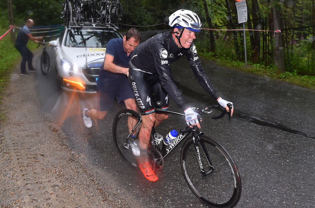 Bob Jungels gets going after a crash