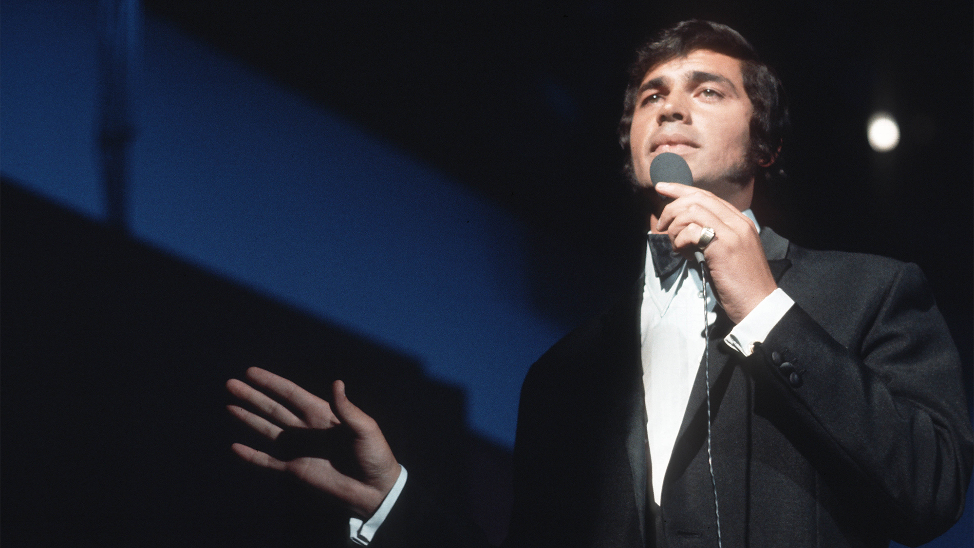 Engelbert Humperdinck performing on tv show, January 1969