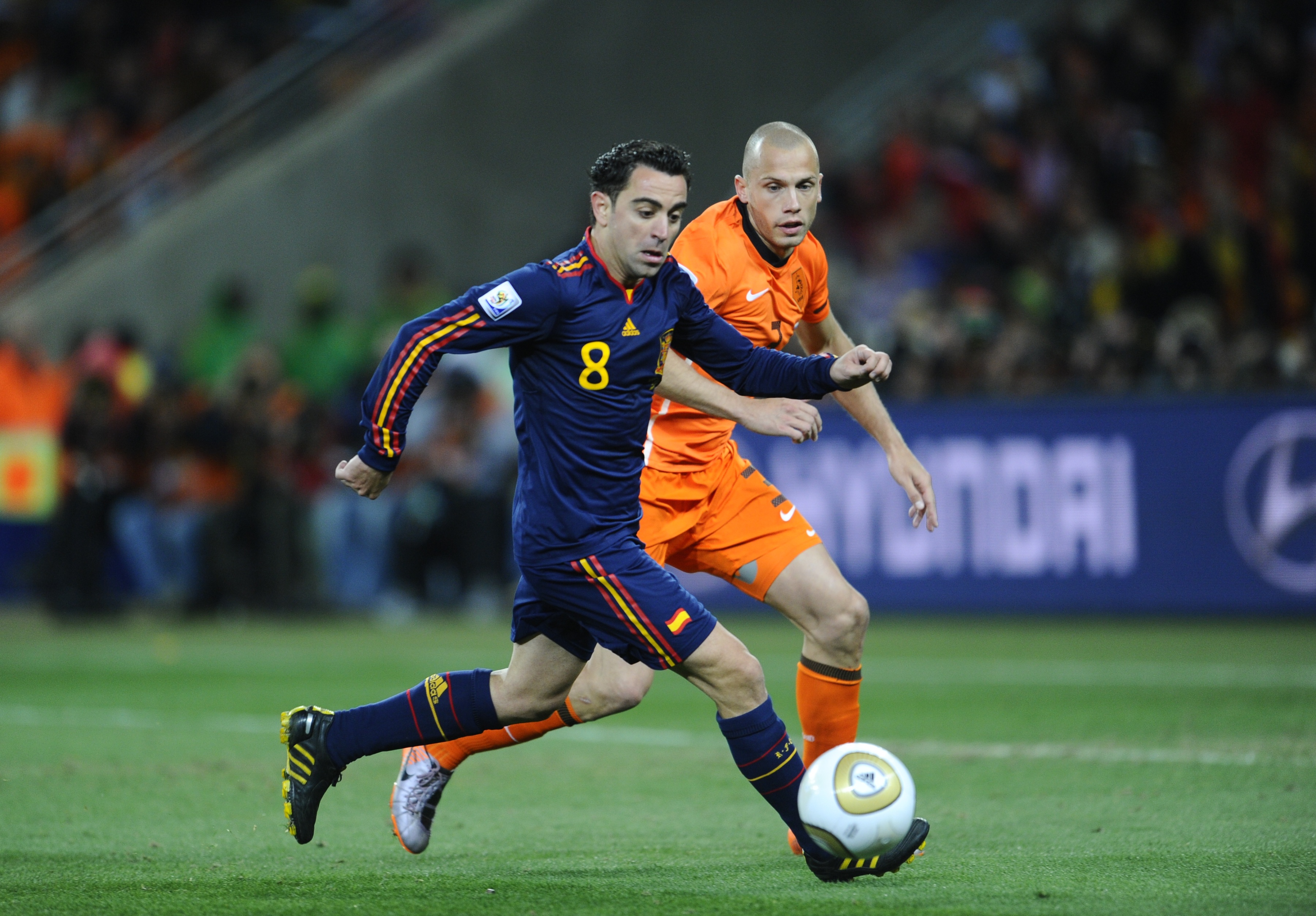 Xavi juega con España contra Holanda en la final del Mundial 2010.