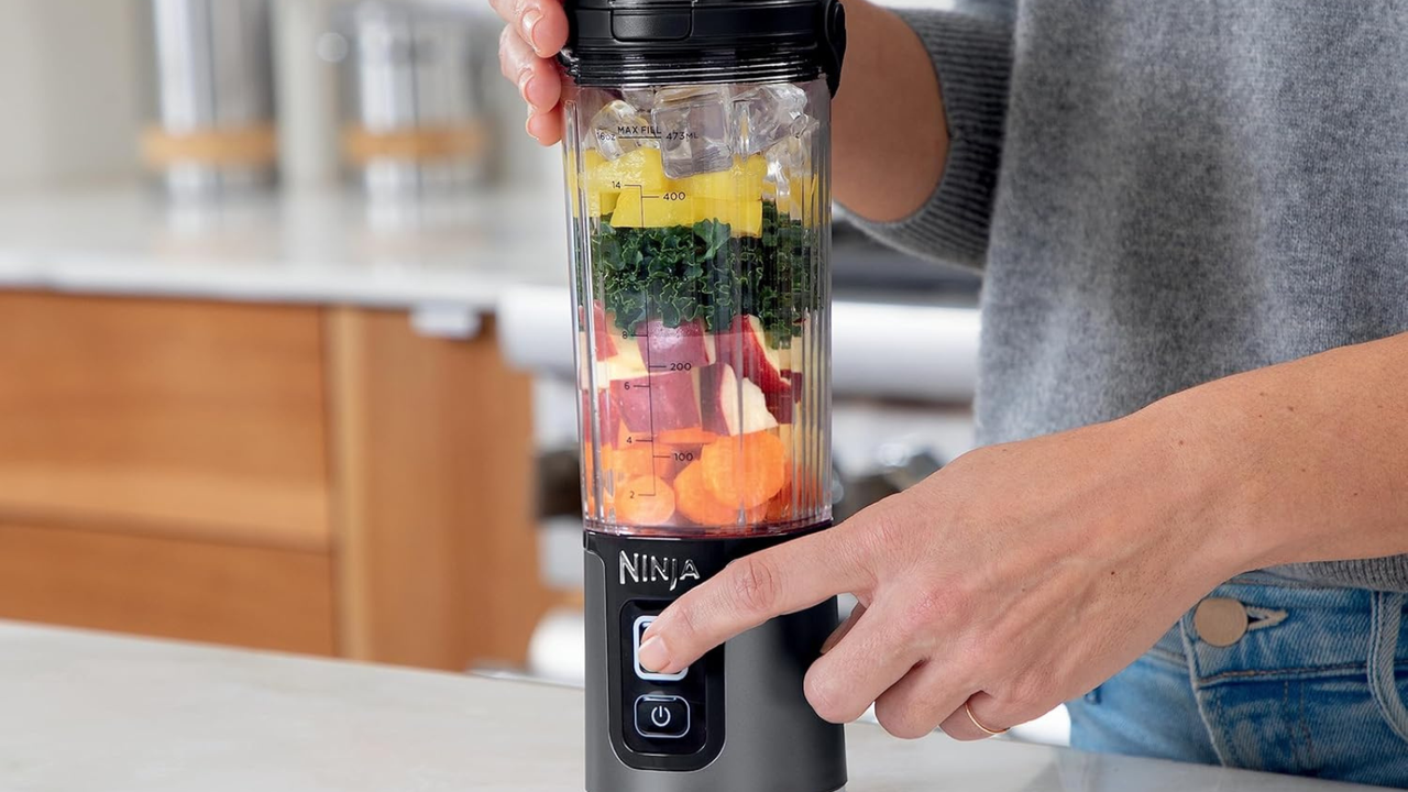 Ninja BC155PS Blast Portable Blender, creating a tropical smoothie at home