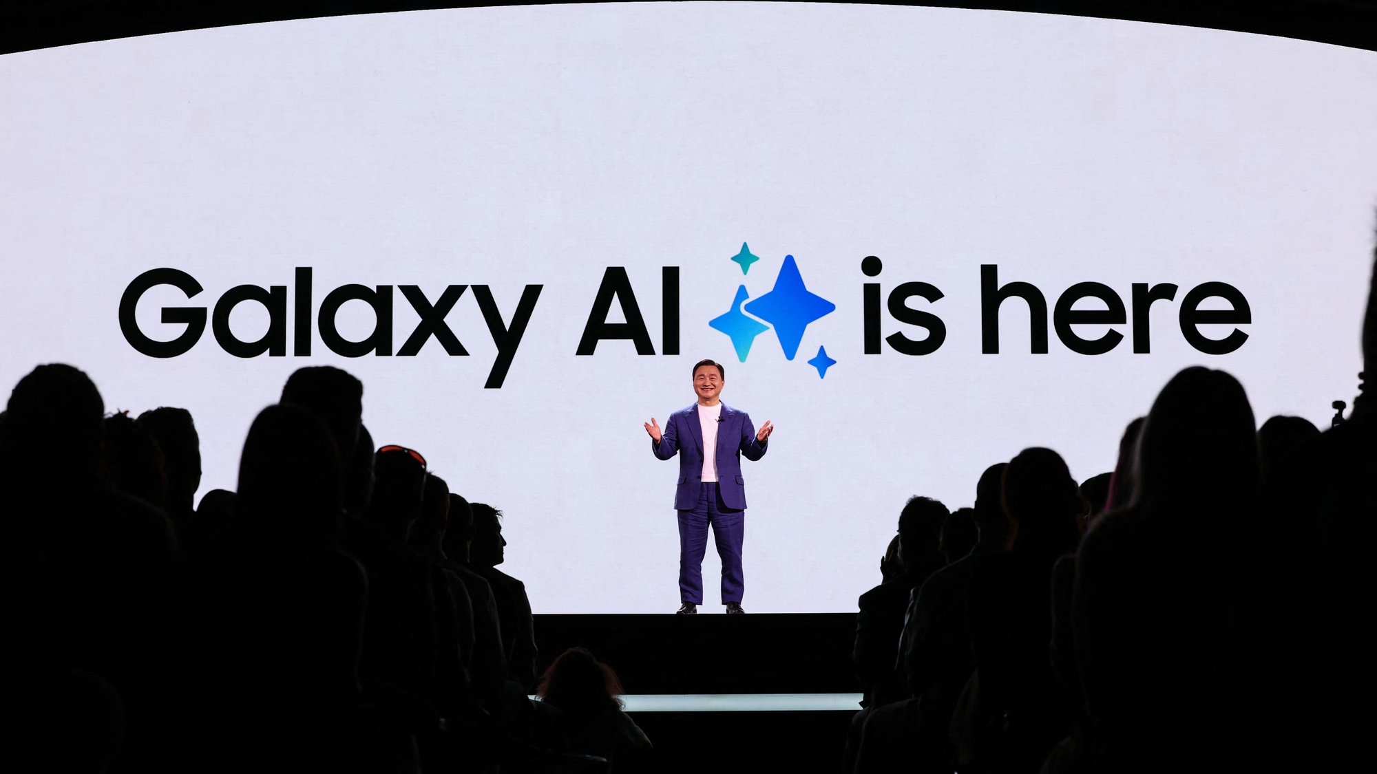 TM Roh de Samsung prend la parole lors d'un événement Galaxy Unpacked devant la bannière Galaxy AI