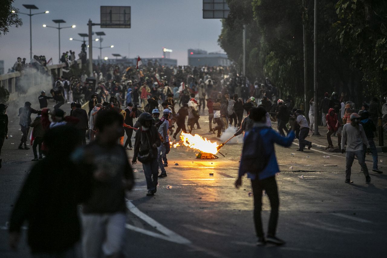 JAKARTA, INDONESIA - SEPTEMBER 30: Students make a fire during a rally in front of the People&amp;#039;s Representative Council building on September 30, 2019 in Jakarta, Indonesia. Indonesian student