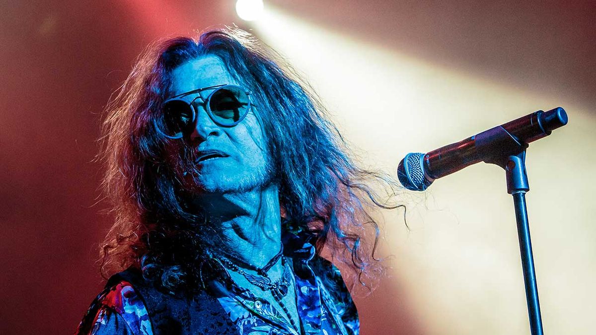 Glenn Hughes onstage