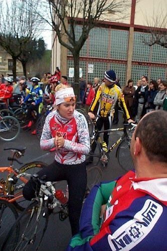 Eneritz Iturriaga (Spanish women's champ in 2002 and 2003) tries to keep warm
