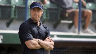 Bästa Netflix-filmer: Brad Pitt står med armarna i kors vid en baseball plan i filmen Moneyball på Netflix.