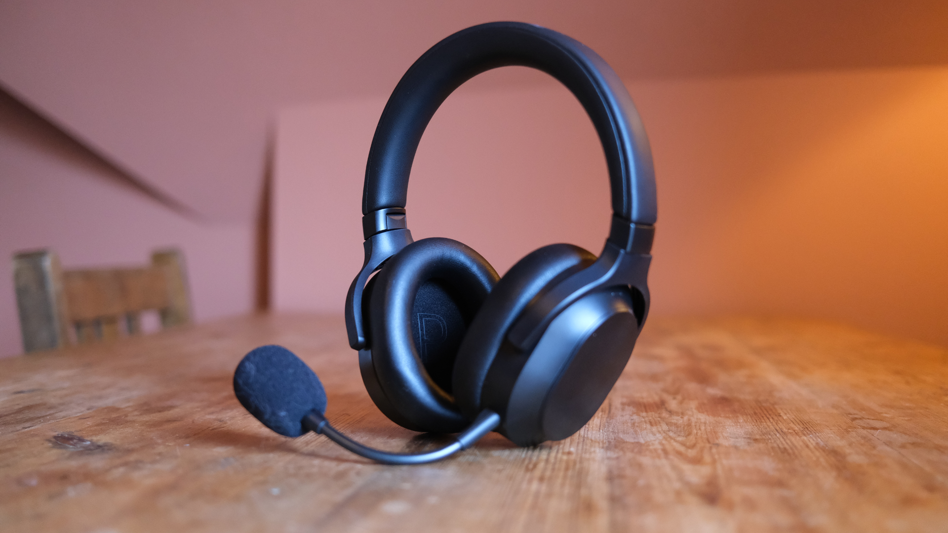 This is a headset that keeps things blessedly simple