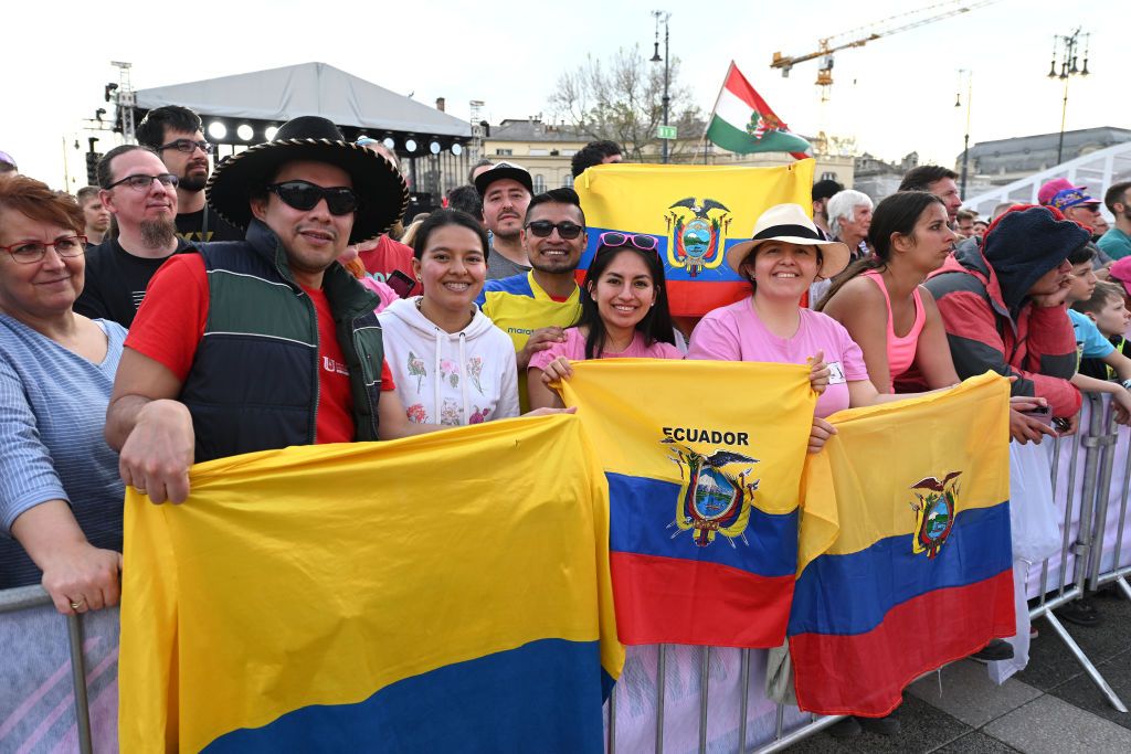 Ecuadorian fans at the 2022 Giro d'Italia teams presentation