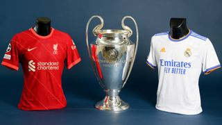 Liverpool- og Real Madrid-trøyene på hver sin side av Champions League-troféet