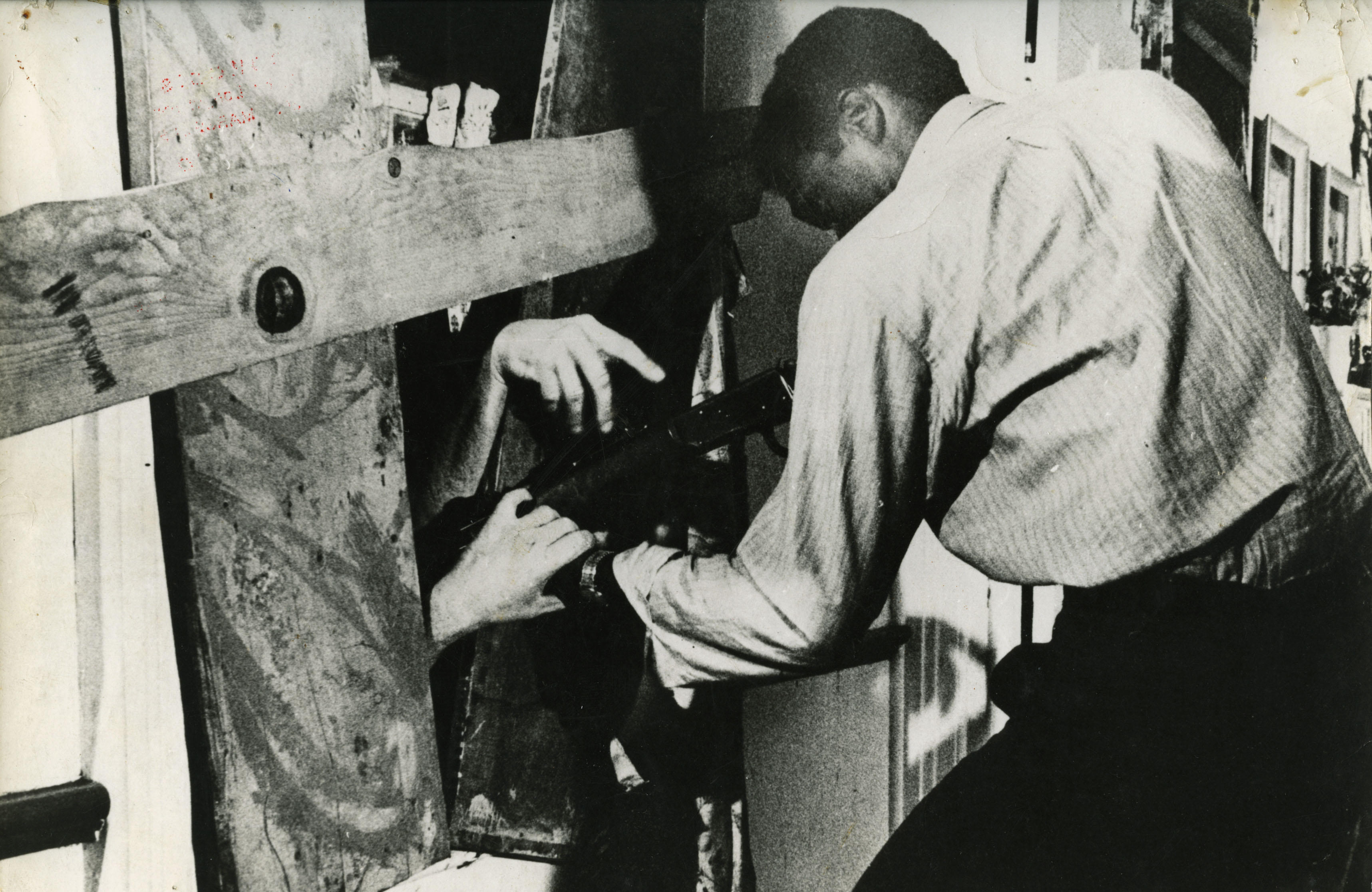 In „Die Nacht der lebenden Toten“ (1968) steckt ein Mann eine Waffe durch ein vernageltes Fenster, während seine Hände hineingreifen.
