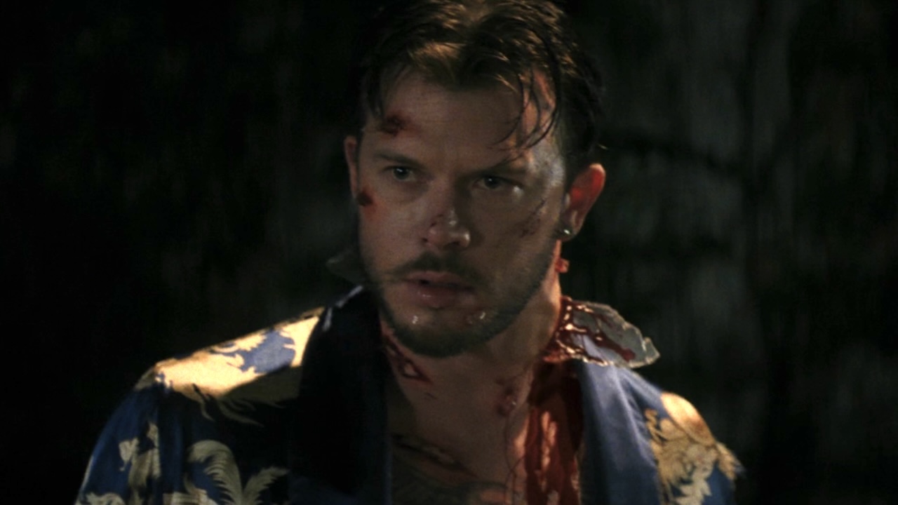 माईकमध्ये गळ्यात काचेचे तुकडे असलेला जिमी बॉय & निक & निक & ॲलिस