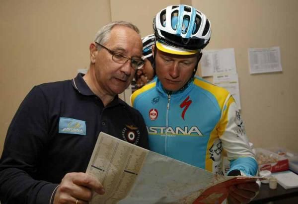 Giuseppe Martinelli and Alexandre Vinokourov look for a nice spot for dinner