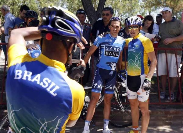 Alberto Contador takes some time for the fans