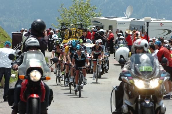 Team Sky lead Wiggins up the Joux Plane