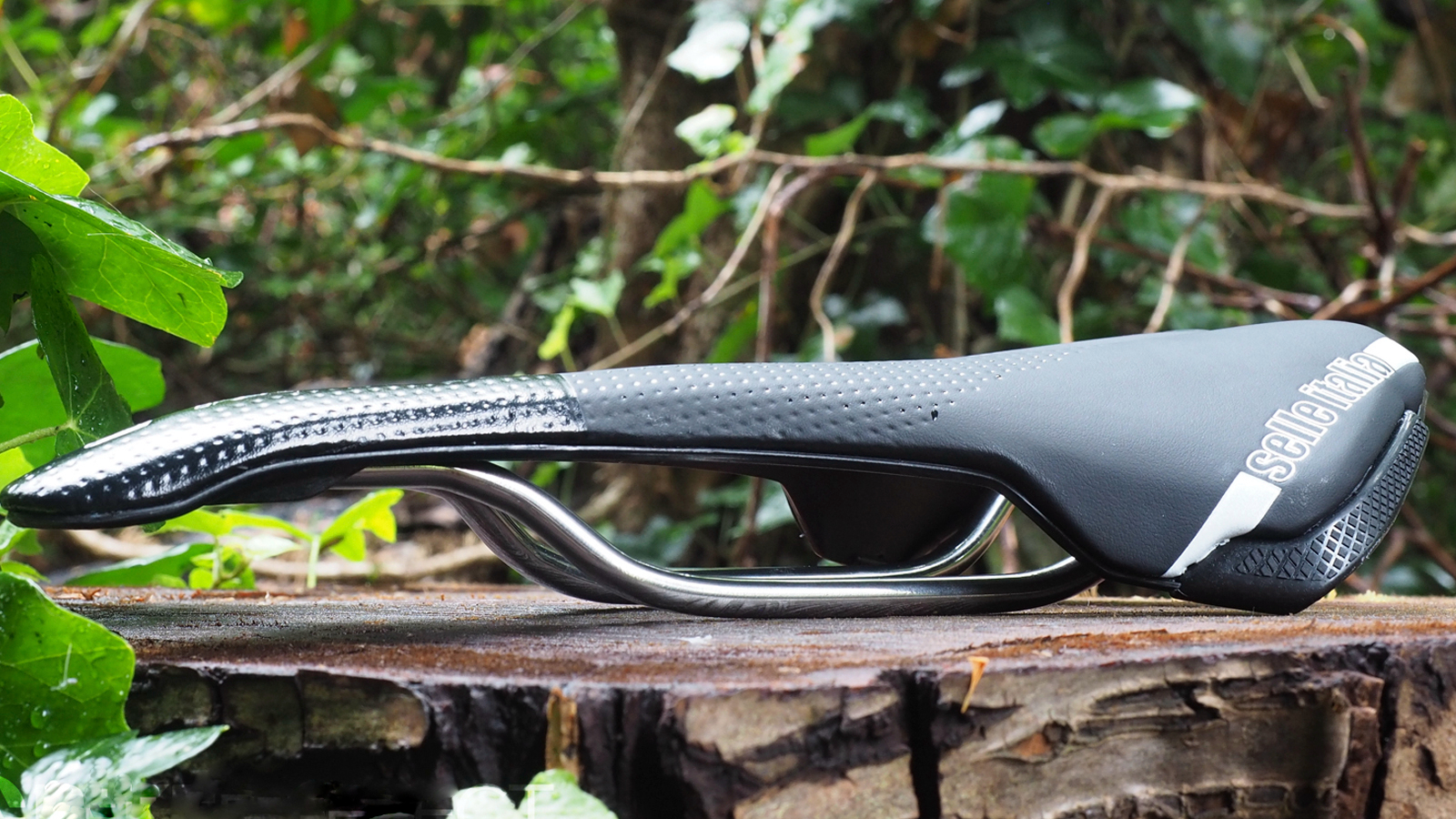 O assento Selle Italia X-LR Ti316 Superflow pode ser visto de lado