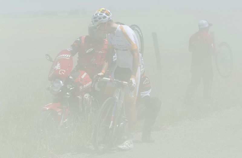 A Novo Nordisk rider gets roadside assistance