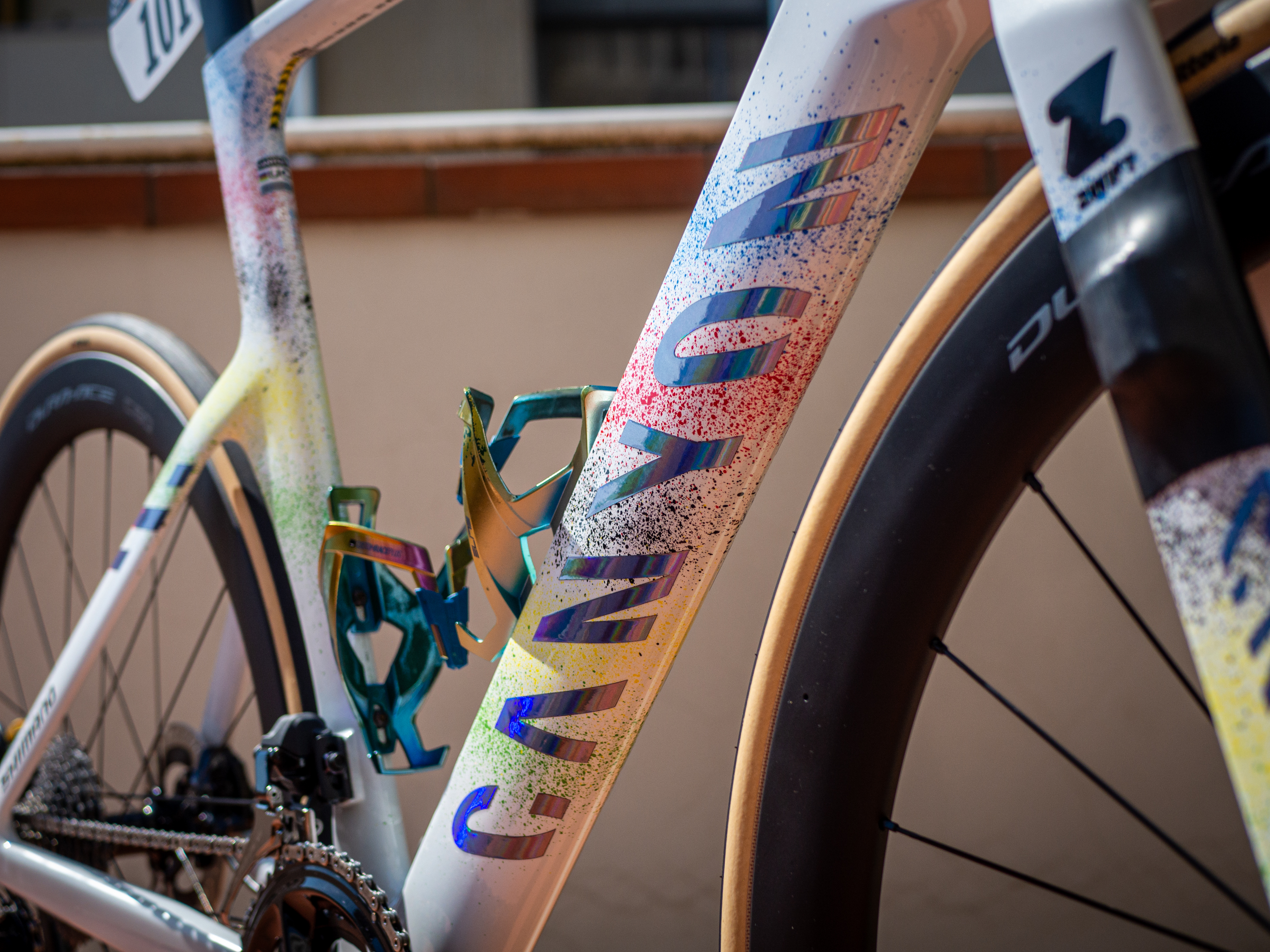 The Elite Vico oil slick bottle cages blend in nicely with the rainbow theme of the bike