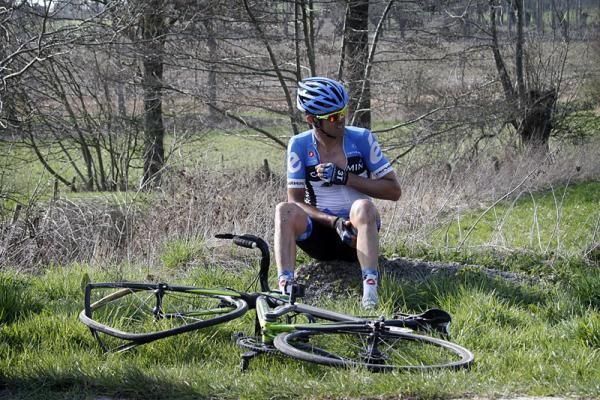 David Millar (Garmin-Barracuda) crashed out of the E3 Prijs Vlaanderen-Harelbeke and sustained a broken collarbone.