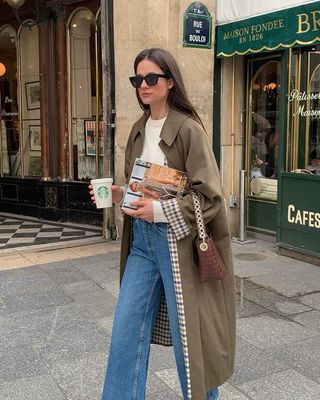 Coat Colour Trends 2024: Influencer wears an olive green coat