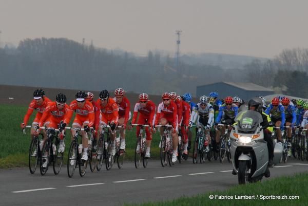 The leadout trains are forming in the peloton of the GP de Denain