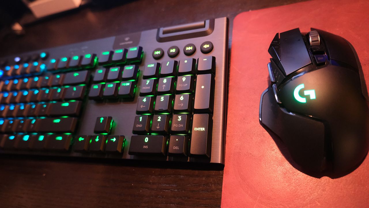 The Logitech G915 keyboard and G502 mouse have G-buttons that can be used to change the Litra Glow settings