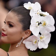selena gomez with a flower crown at the 2015 met gala