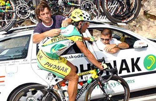 Miguel &Aacute;ngel Mart&iacute;n Perdiguero (Phonak) gets his transmitter issues sorted.
