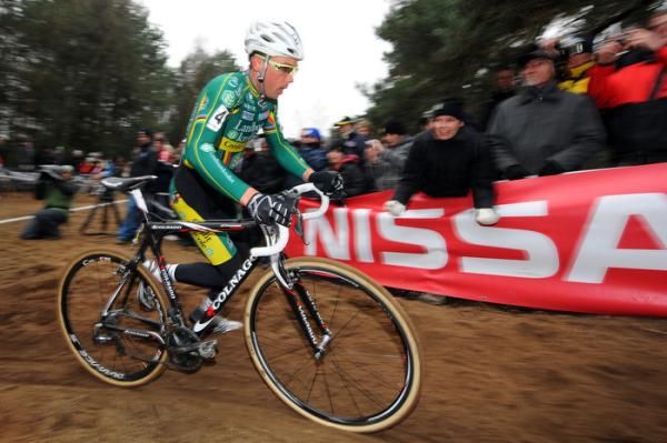 Sven Nys (Landbouwkrediet) runs his bike.