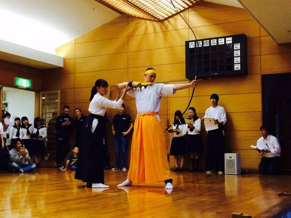 Chris Froome tries his hand at Japanese archery