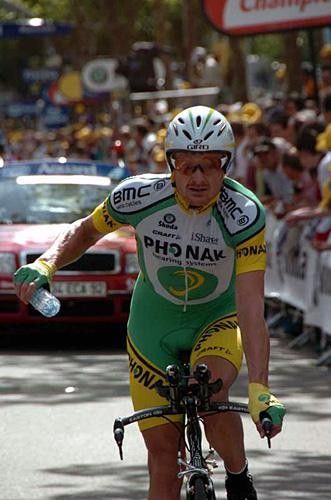 Floyd Landis (Phonak) grabs water after the finish