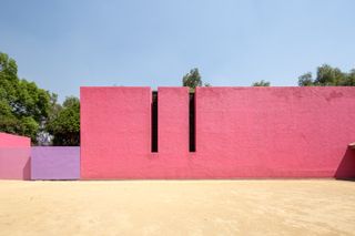 La Cuadra by barragan and its pink walls and water as it transforms into fondation fernardo romero